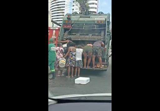 쓰레기 수거 트럭에 매달려 식료품을 뒤지는 브라질 주민들.브라질 글로부 TV 캡처. 연합뉴스