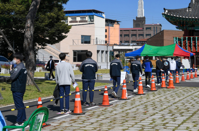 시민들이 풍기읍행정복지센터에 설치 된 선별진료소에서 코로나19 검사를 받으려 줄을 서 기다리고 있다. 영주시 제공