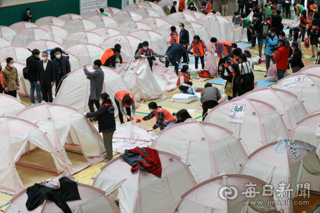 19일 오전 포항 북구 흥해실내체육관의 지진 피해 임시구호시설에 대한 철거 작업이 진행되고 있다. 2017년 11월 15일 규모 5.4의 포항지진이 발생한 지 4년만에 이곳에 머물러 온 이재민들은 구호소 생활을 마무리 했다. 우태욱 기자 woo@imaeil.com