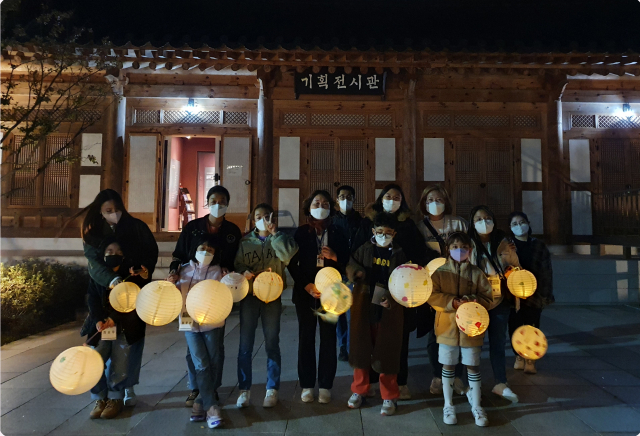 경북 구미성리학역사관 개관 1주년 기념주간에 야간투어를 참여한 시민들의 모습이다. 구미시 제공