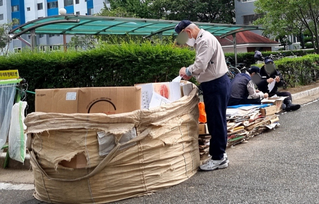 한 아파트 단지에서 경비원들이 분리수거를 하고 있다. 윤정훈 기자