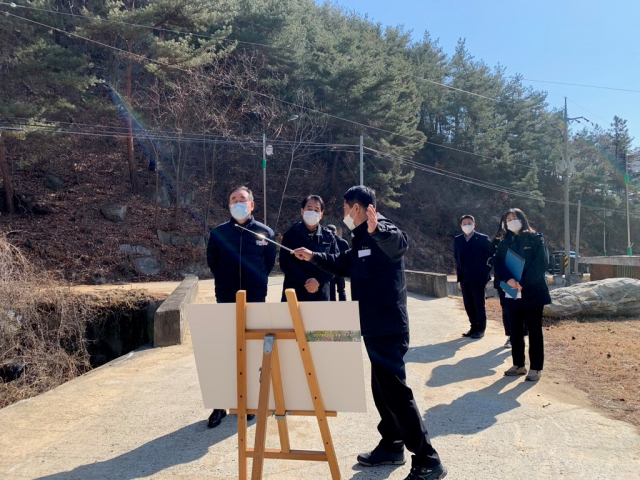 안효덕(맨 앞) 경북 구미시 산림과장이 장세용(왼쪽) 구미시장에게 