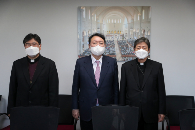 국민의힘 대권 주자인 윤석열 전 검찰총장이 20일 오전 천주교 대구대교구청을 방문했다. 사진=윤석열 캠프 제공