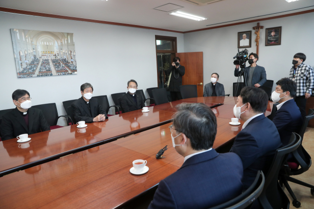 국민의힘 대권 주자인 윤석열 전 검찰총장이 20일 오전 천주교 대구대교구청을 방문했다. 사진=윤석열 캠프 제공