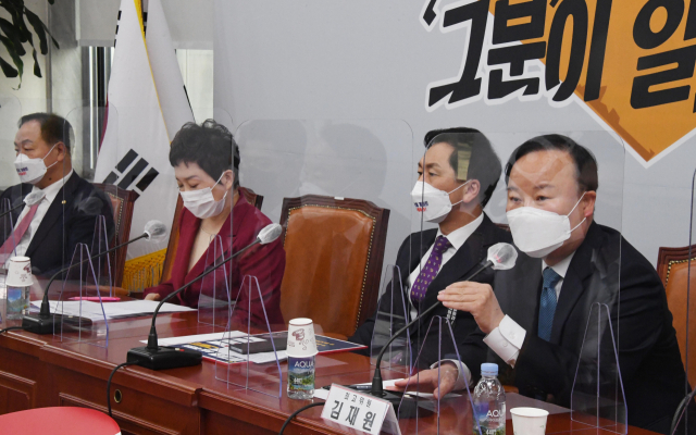 김재원 국민의힘 최고위원이 21일 오전 서울 여의도 국회에서 열린 최고위원회의에서 윤석열 대선 경선후보의 전두환관련 언급에 대하여 발언하고 있다. 연합뉴스