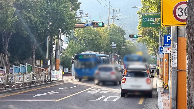 스쿨존 내 주정차가 전면 금지되는 21일 오전 8시쯤 대구 남구 대명동에 위치한 대덕초등학교 앞에 설치된 승하차 구역에서 교통 정체가 발생하고 있다. 윤정훈 기자