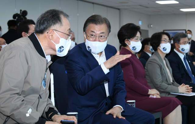 문재인 대통령이 21일 오후 전남 고흥 나로우주센터 연구동에서 이상률 한국항공우주연구원장의 설명을 들으며 한국형 발사체 