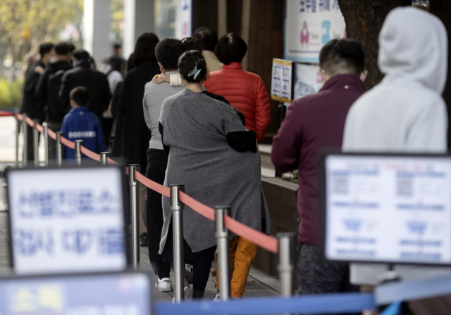 국내 신종코로나바이러스 감염증(코로나19) 신규 확진자 수 1천400명대 중반을 기록한 21일 서울 송파구 보건소 선별진료소에서 시민들이 검사를 받기 위해 대기하고 있다. 중앙방역대책본부는 이날 0시 기준 신규 확진자가 1천441명 늘어 누적 34만7천529명이라고 밝혔다. 연합뉴스