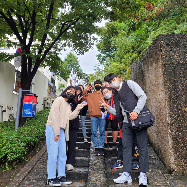 경북 구미 현일중학교 세계이해교육 동아리 학생들이 대구 중구 3·1운동 계단에서 기념촬영을 하고 있다. 현일중 제공