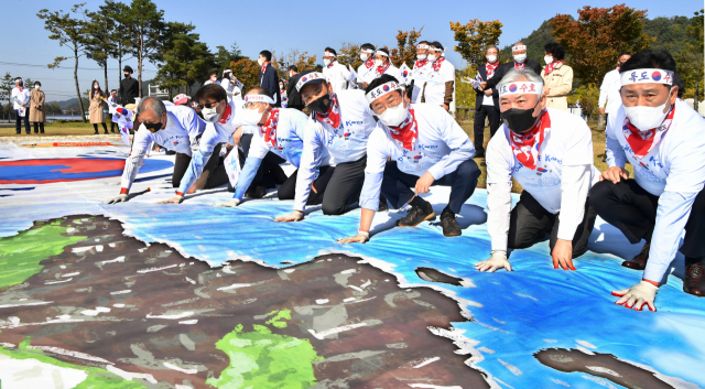 25일 안동 소재 경북독립운동기념관에서 열린 독도수호 결의대회에서 이철우 도지사를 비롯한 참석자들이 손도장 퍼포먼스를 하고 있다. 경북도 제공