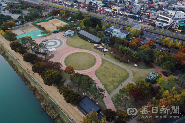 대구 수성못 상화동산에서 행사 열기가 하늘의 별따기 만큼 어렵다는 지적이 일고 있다. 25일 오후 수성못 상화동산 모습. 안성완 기자