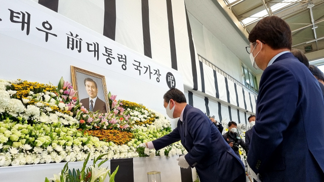 권영진 대구시장을 비롯한 지역 인사들이 합동으로 조문을 진행하고 있다. 윤정훈 기자