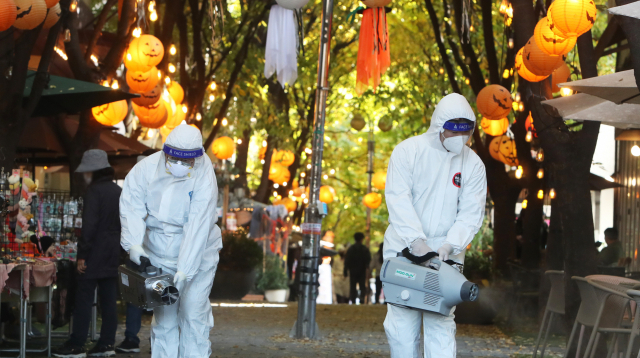 27일 오후 경기도 용인시 기흥구 보정동 카페거리에서 기흥구보건소 관계자들이 핼러윈을 앞두고 신종 코로나바이러스 감염증(코로나19) 예방을 위해 방역을 하고 있다. 연합뉴스