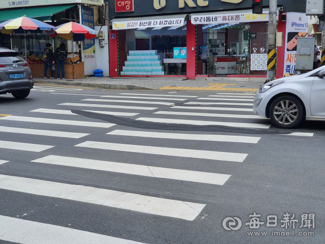 포항 득량지구 퀘렌시아 아파트 공사 현장 인근 도로. 지반 침하로 인해 내려앉은 도로의 틈을 아스팔트로 메운 흔적이 보이지만 여전히 한쪽은 푹 꺼져 있다. 신동우 기자