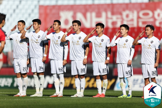 경례하는 김천 장병들.한국프로축구연맹 제공