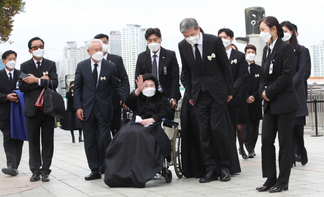 30일 서울 송파구 올림픽공원에서 열린 고(故) 노태우 전 대통령 국가장 영결식에서 부인 김옥숙 여사, 장녀 노소영 아트센터 나비 관장, 장남 노재헌 변호사 등 유족들이 추모를 위해 참석한 시민들에게 인사하고 있다. 연합뉴스