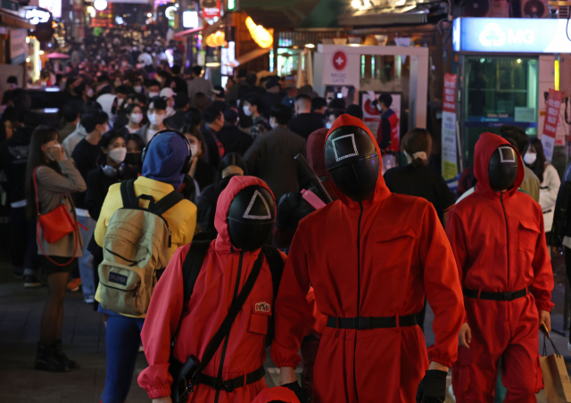 주말 핼러윈을 앞둔 29일 오후 인파가 몰린 서울 용산구 이태원 세계음식거리에서 넷플릭스 오리지널 시리즈 