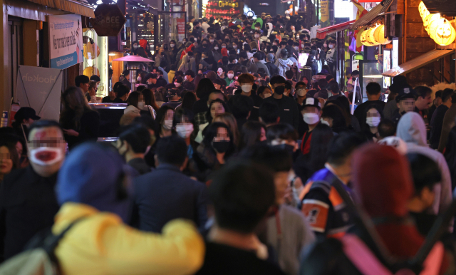 주말 핼러윈을 앞둔 29일 오후 서울 용산구 이태원 세계음식거리가 시민들로 북적이고 있다. 연합뉴스