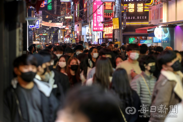 지난달 대구 중구 동성로 클럽 골목에 핼러윈데이 축제를 즐기기 위해 모인 사람들로 북새통을 이루고 있다. 매일신문DB