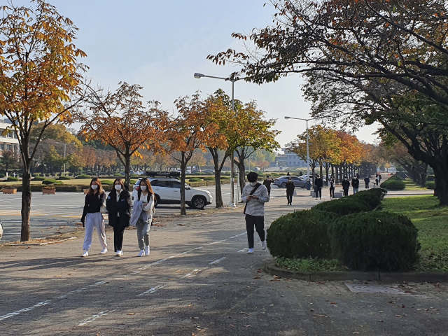 1일부터 2주간 대면수업을 확대한 영남대 캠퍼스에서 학생들이 거닐고 있다. 이연정 기자