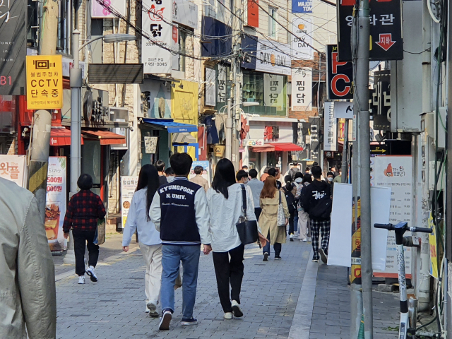 1일 경북대 북문 인근 식당가가 학생들로 붐비고 있다. 이연정 기자