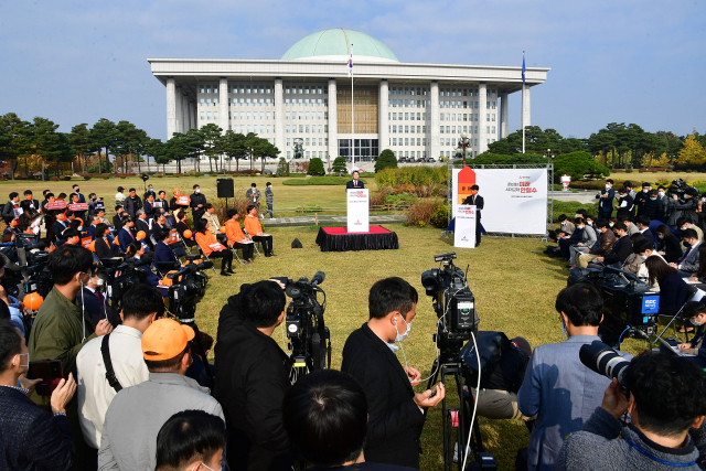 국민의당 안철수 대표가 1일 서울 여의도 국회 잔디광장 분수대 앞에서 제20대 대통령선거 출마 선언을 하고 있다. 연합뉴스