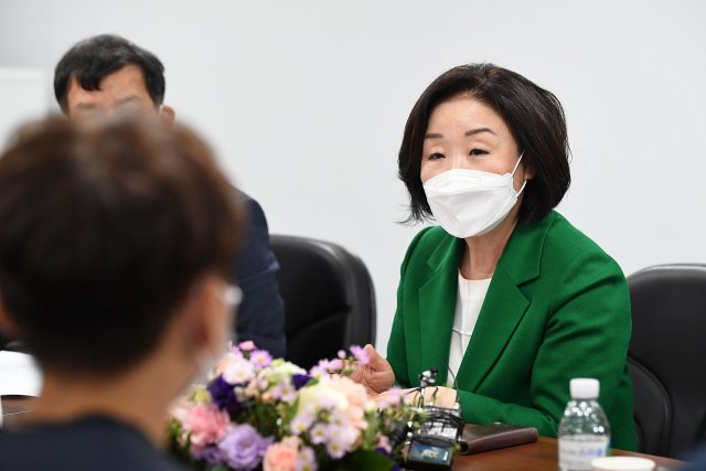 정의당 심상정 대선 후보가 주4일제 정책 공약행보 첫번째 일정으로 1일 오후 서울 중구 IBK기업은행 본점 내 전국금융노조 기업은행지부 사무실을 방문, 노조원들과 주4일제 근무와 관련해 간담회를 하고 있다. 연합뉴스