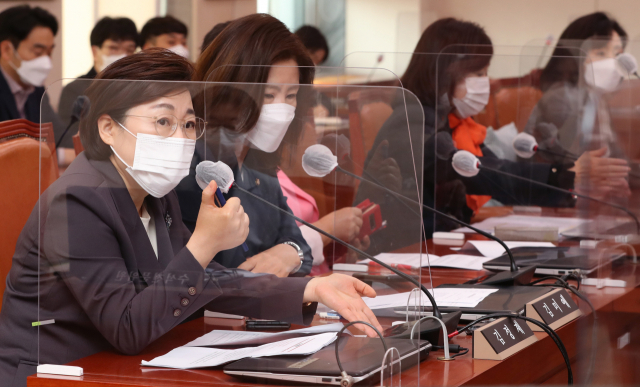 국회 여성가족위원회 국민의힘 간사인 김정재 의원이 2일 국회에서 여가위 전체회의 개의를 요구하며 의사진행발언을 하고 있다. 연합뉴스