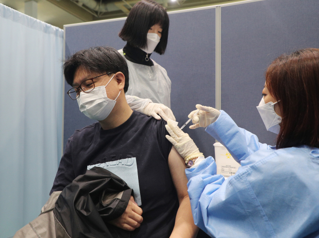 지난달 25일 대구 북구 코로나19 예방접종센터에서 한 시민이 백신을 접종 받고 있다. 사진은 기사내용과 관련 없음. 성일권 기자 sungig@imaeil.com