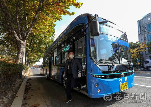 대구에서 친환경 수소시내버스가 첫 운행에 들어간 2일 첫 운행을 마친 기사가 버스에서 하차하고 있다. 수소시내버스는 1회 충전으로 약 550km 주행이 가능하다. 안성완 기자 asw0727@imaeil.com