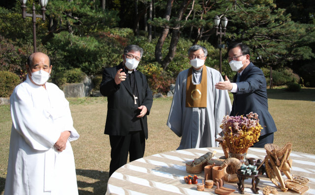 김부겸 국무총리(오른쪽)가 3일 서울 삼청동 총리공관에서 종교계 지도자들과 만나 간담회를 하기 전 대화하고 있다. 이날 간담회에는 대한불교 조계종 총무원장 원행스님과 조규만 한국천주교주교회의 부의장, 한국교회총연합(UCCK) 소강석 총회장, 나상호 원불교 교정원장, 손진우 성균관장, 송범두 천도교 교령, 이범창 민족종교협의회장이 참석했다. 연합뉴스