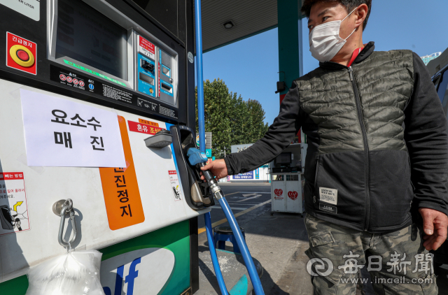 국내 요소 공급의 3분의 2를 차지하는 중국이 지난달 요소수의 원료인 요소의 수출을 제한하면서 요소수 품귀현상이 나타나고 있다. 3일 오전 대구 북구의 한 주유소에 