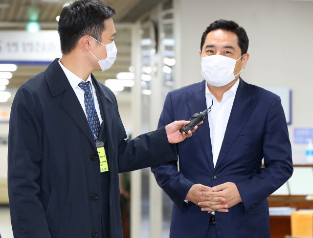 강용석 씨가 지난달 2일 오후 서울 서초구 서울중앙지법에서 열린 공판에 출석하며 기자 질문에 답하고 있다. 연합뉴스