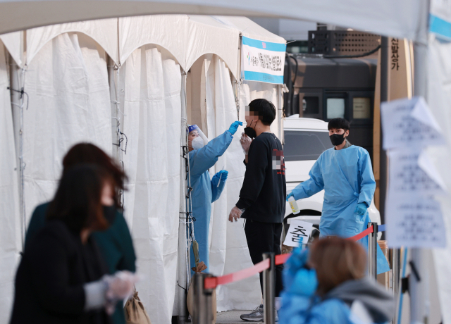 3일 오후 서울 종로구 흥인지문 앞에 설치된 찾아가는 임시선별진료소에서 시민들이 코로나19 검사를 받고 있다. 중앙방역대책본부는 이날 0시 기준으로 신규 확진자가 2천667명 늘어 누적 37만640명이라고 밝혔다. 전날보다 1천78명이나 증가하면서 2천600명대 후반을 기록했다. 전날 대비 확진자 수가 1천명 이상 늘어난 것은 국내에서 코로나19 확진자가 처음으로 발생한 지난해 1월 20일 이후 이번이 처음이다. 연합뉴스