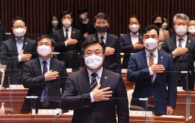 더불어민주당 윤호중 원내대표 등 의원들이 4일 오후 서울 여의도 국회에서 열린 정책의원총회에서 국민의례를 하고 있다. 연합뉴스