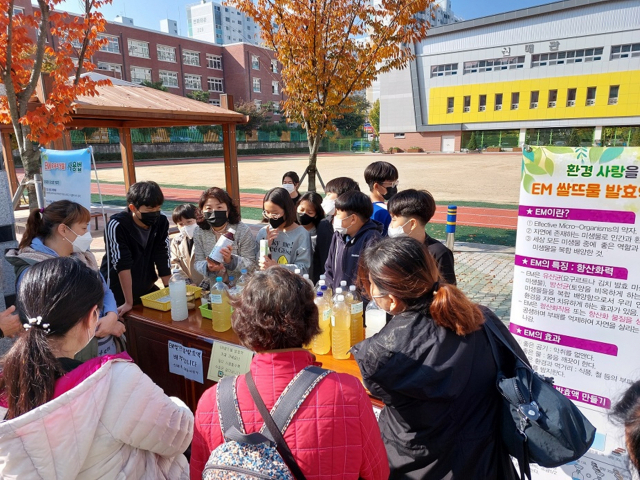 대구 신매초등학교 EM동아리 학생들이 직접 만든 EM발효액을 학교 인근 주민들에게 나눠주는 모습. 대구시교육청 제공