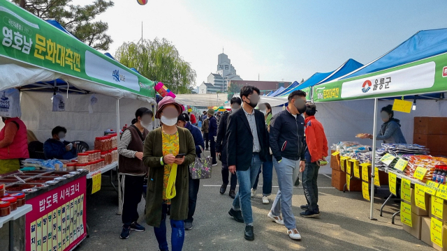 5일 오전 대구 달서구에 있는 대구시 신청사 예정지에서 전라도와 경상도를 이어주는 화개장터를 방불케 하는 