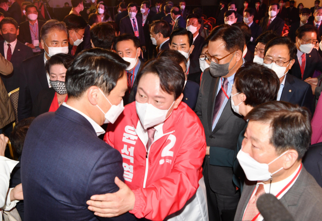 국민의힘 제20대 대통령 선거 후보에 선출된 윤석열 후보가 5일 오후 서울 용산구 백범김구기념관에서 열린 제2차 전당대회에서 당 점퍼를 입고 참석자들과 인사하고 있다. 연합뉴스