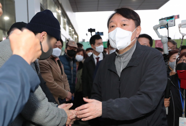 국민의힘 윤석열 대선 후보가 6일 오전 서울 송파구 가락농수산물종합도매시장을 방문, 지지자들과 인사를 나누고 있다. 연합뉴스