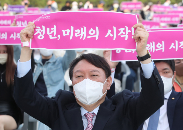 국민의힘 윤석열 대선 후보가 6일 오후 서울 송파구 올림픽공원 평화의광장에서 열린 제5회 대한민국 청년의 날 기념식에서 참석자들과 함께 