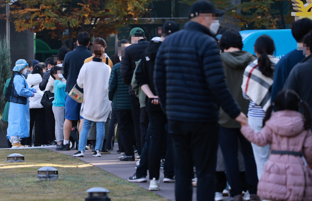 7일 서울 송파구 보건소 코로나19 선별진료소를 찾은 시민들이 검사를 받기 위해 차례를 기다리고 있다. 중앙방역대책본부는 이날 0시 기준으로 신규 확진자가 2천224명 늘어 누적 37만9천935명이라고 밝혔다. 지난 3일 이후 닷새 연속으로 2천명대를 기록했다. 연합뉴스