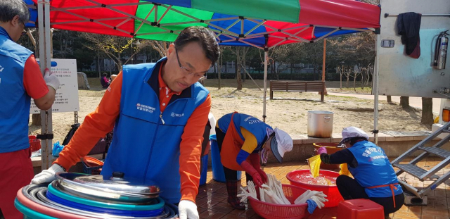 2018년 3월 27일 오후 봉사활동에 나선 이종수 씨가 밥차 무료급식을 마친 뒤 집기를 옮기고 있다. 본인제공.