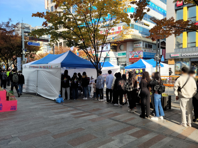 6일 대구퀴어문화축제 현장 신청을 기다리는 대기줄. 이날 40명이 현장 신청을 한 것으로 알려졌다. 최혁규 기자