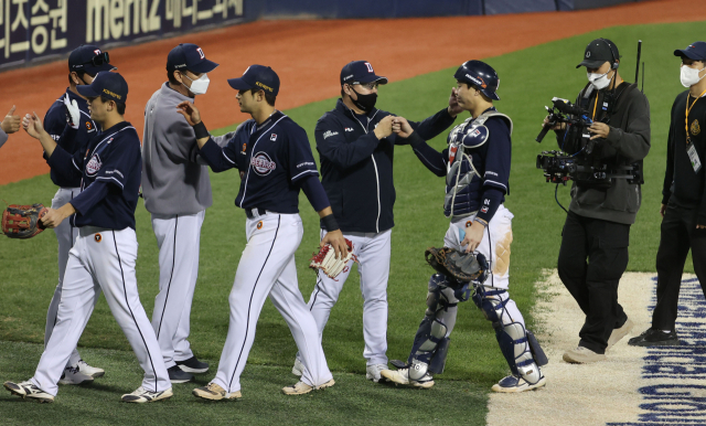 7일 서울 잠실야구장에서 열린 2021 프로야구 KBO 포스트시즌 준플레이오프 3차전 두산 베어스와 LG 트윈스의 경기. 10대3로 승리한 두산 베어스의 김태형 감독이 선수들을 격려하고 있다. 연합뉴스