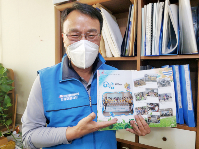 6일 오후 대구 북구 한 사무실에서 만난 밥동이 봉사단 회장 이종수 씨가 그간 진행한 봉사활동에 대해 소개하고 있다. 이통원 기자. tong@imaeil.com