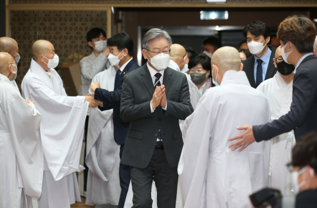 더불어민주당 이재명 대선 후보가 더불어민주당 이재명 대선 후보가 8일 오후 서울 종로구 조계사에서 총무원장인 원행스님을 예방하기 위해 총무원장실에 입장하고 있다. 연합뉴스