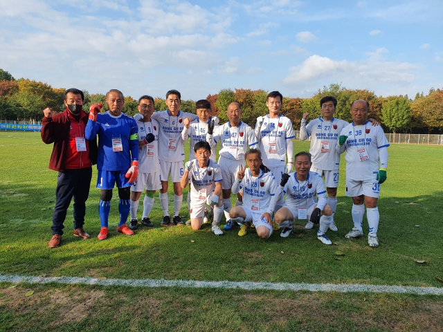 대구FC컵 대구사랑 축구리그에서 우승한 동육클럽이 기념촬영을 하고 있다. 동육클럽 제공