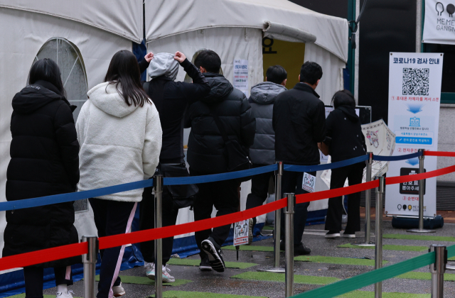 9일 오전 서울 강남구 보건소 감염병관리센터 코로나19 선별진료소를 찾은 시민들이 검사를 위해 차례를 기다리고 있다. 중앙방역대책본부는 이날 0시 기준으로 신규 확진자가 1천715명 늘어 누적 38만3천407명이라고 밝혔다. 확진자수는 전날보다 줄었지만 위중증 환자는 전날보다 16명 늘면서 425명을 기록했다. 연합뉴스