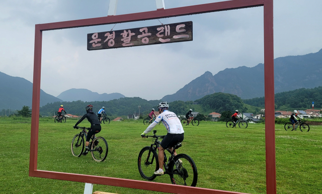 경북 23선 명품 자전거팀이 문경활공랜드에서 힘차게 달리고 있다.