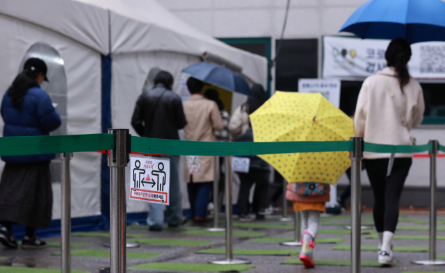 9일 오전 서울 강남구 보건소 감염병관리센터 코로나19 선별진료소를 찾은 시민들이 검사를 위해 차례를 기다리고 있다. 연합뉴스